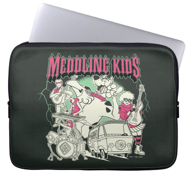 スクービードゥーと集団メドリングキッズパンクバンド ラップトップスリーブ (正面)