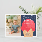 スクープのアイスクリームコーンキッド誕生日写真 招待状 (スタンド正面)