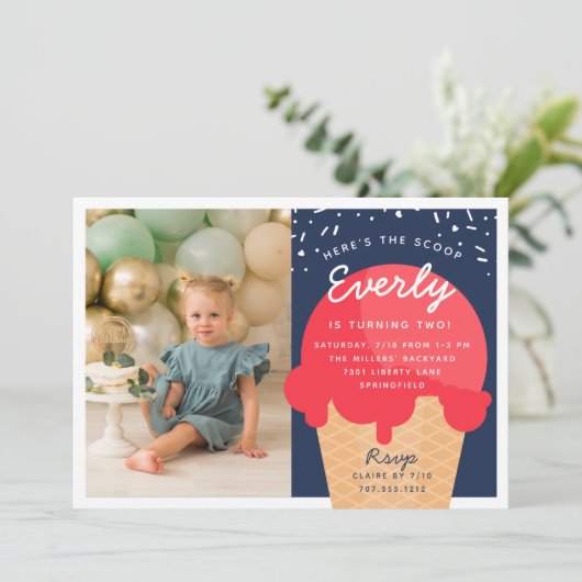 スクープのアイスクリームコーンキッド誕生日写真 招待状 (スタンド正面)