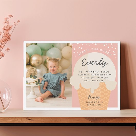 スクープのアイスクリームコーンキッド誕生日写真 招待状