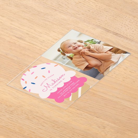 スクープのアイスクリームフォト誕生日パーティー アクリル招待状 (レイダウン)