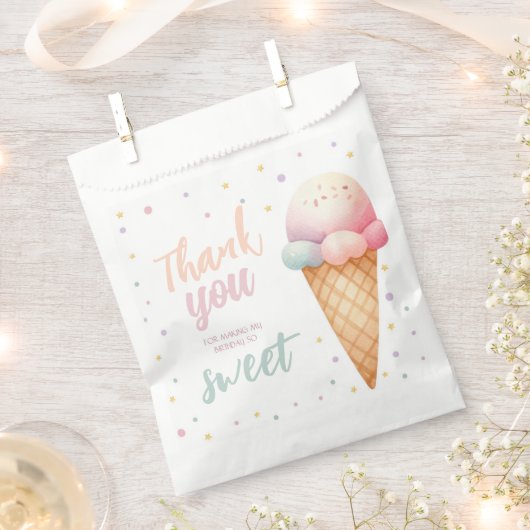 スクープのアイスクリーム誕生日パーティー フェイバーバッグ (クリップ留めされた状態)