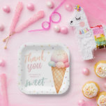 スクープのアイスクリーム誕生日パーティー ペーパープレート<br><div class="desc">アイスクリームをテーマにしたbashに「スクープのアイスクリームバースデーパーティー紙プレートはこちら」で甘みを添える。これらの楽しいプレート魅力的は、あなたの美味しいお菓子を確かに見せてくれるアイスクリームデザインを備えている。あなたはケーキ、クッキー、デザートを提供するお気に入りのか凍ってい、これらのプレートはあなたのパーティーテーブルに完璧な追加である。頑丈な建築と色鮮やかで、実用的でおもしろいでもある。だから、いくつかのスマイルを掬い上げ、これらの愛らしいアイスクリームをテーマにした紙プレートであなたのお祝いを特別に作りなさい！</div>