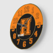 スクールカラーズクロック、オレンジとブラック文字H ラージ壁時計 (傾斜)
