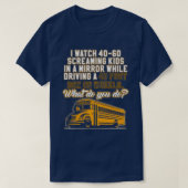 スクールバスおもしろいドライバBの運転中の鏡 Tシャツ (デザイン正面)