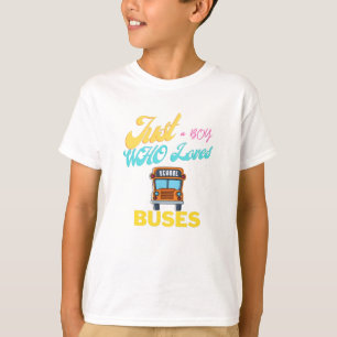 スクールバスが好きでかわいいバス愛好家の男の子 Tシャツ