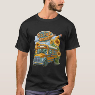 スクールバスとひまわりのバス停の陽気さ Tシャツ