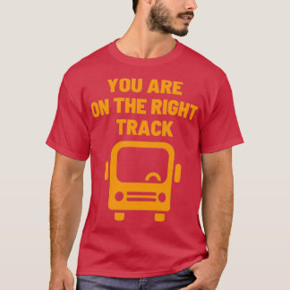 スクールバスの中であなたは正しい方向に進んでいる Tシャツ