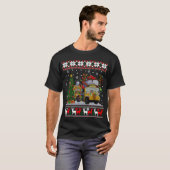 スクールバスの運転手 トナカイ サンタ帽 アグリー・クリスマス Tシャツ (正面フル)