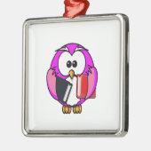 スクールブックを持つピンクと白のフクロウ メタルオーナメント (左)