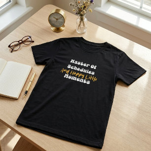 スケジュールの達人 ハッピーな小さな学校の瞬間 Tシャツ