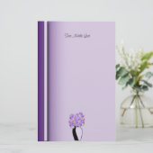 スケッチ花瓶アートワークの紫色のワイルドフラワーカスタムの 便箋 (スタンド正面)