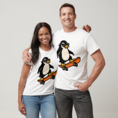 スケボーに乗ったクールなペンギン Tシャツ (ユニセックス)