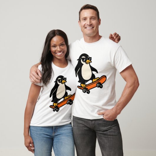 スケボーに乗ったクールなペンギン Tシャツ (ユニセックス)