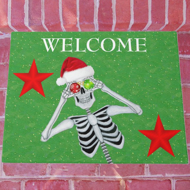 スケルトンおもしろいオーナメントアイズサンタハットスターズグリーン ドアマット (fun Christmas skeleton Santa Hat ornaments red stars on green welcome outdoor mat.)