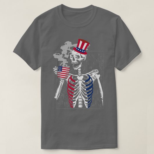 スケルトンおもしろいコーヒー&アメリカ国旗4日 Tシャツ (デザイン正面)