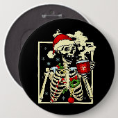 スケルトンがコーヒーを飲み込む死んだがクリスマス 缶バッジ (正面&裏面)