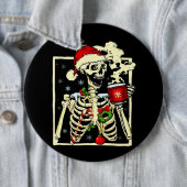 スケルトンがコーヒーを飲み込む死んだがクリスマス 缶バッジ (インサイチュ)