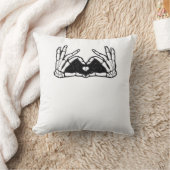 スケルトンがハートの手を取る クッション (ブランケット)