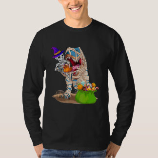 スケルトンがミイラに乗ってハロウィンのカボチャに突進 Tシャツ