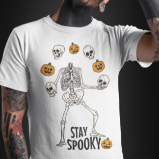 スケルトンが彼のスカルとカボチャのハロウィーン Tシャツ