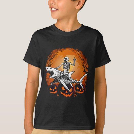 スケルトンに乗ったサメのゆるいハロウィンコスチューム 面白い Tシャツ (正面)