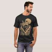 スケルトンに抱かれる猫 - かわいいゴシック猫グッズ Tシャツ (正面フル)