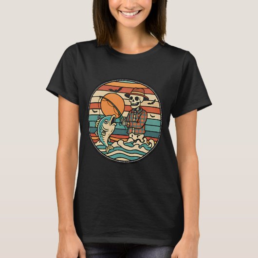 スケルトンのサンセットフィッシング 楽しいハロウィーンのスプーキーなユーモア Tシャツ (正面)
