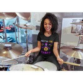 スケルトンのハロウィーンのドラムまたはトリート Tシャツ