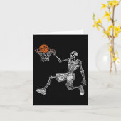 スケルトンのハロウィーンバスケットボールプレーヤーのバスケットボール カード (黄色い花)