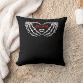 スケルトンの手をハートで折り畳む。おかしなハロウィーン クッション (ブランケット)