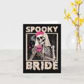 スケルトンの花嫁がコーヒーを飲む結婚式ハロウィンC カード (黄色い花)