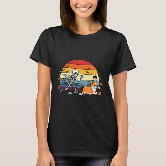 スケルトンを追うコーギー 楽しいハロウィン Tシャツ (正面)