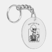 スケルトンコーヒー引用文アートはっきりした – ブラックタイポグラフィ キーホルダー (正面左)