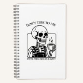 スケルトンコーヒー引用文アートはっきりした – ブラックタイポグラフィ ノートブック (正面)