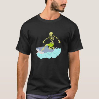 スケルトンサーフィンハロウィーンティゾンビシャークおもしろい Tシャツ