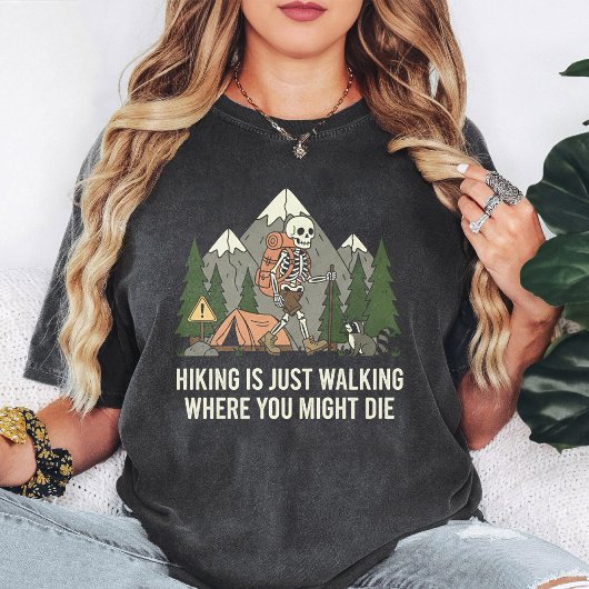 スケルトンハイカーの面白い山のキャンプ名言 Tシャツ