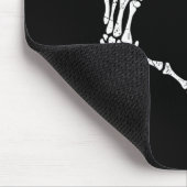 スケルトンハンドハートサインハロウィーン衣装の男性を見る マウスパッド (コーナー)