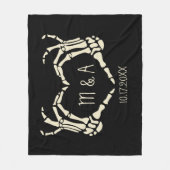 スケルトンハンドハートシェイプカスタムウェディング フリースブランケット (正面)