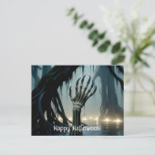 スケルトンハンド、6本の指、湿地から達する ポストカード (スタンド正面)