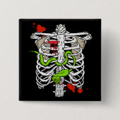 スケルトンボーンズの胸骨のヘビと血のスプラット 缶バッジ (正面)