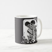 スケルトン・カップルがAを抱き締める コーヒーマグカップ (正面右)