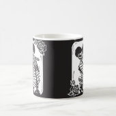 スケルトン・カップルがAを抱き締める コーヒーマグカップ (中央)