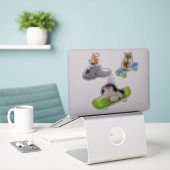 スケーおもしろいボード上の猫 シール (デスク上のノートパソコン)