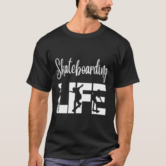 スケーターが楽しむプロスケートボードライフのギフト Tシャツ (正面)