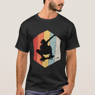 スケーターが楽しむ スケートボードとスケーター Tシャツ