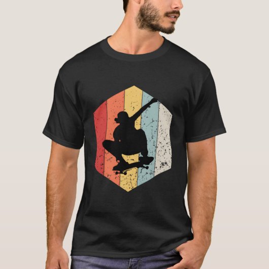 スケーターが楽しむ スケートボードとスケーター Tシャツ (正面)