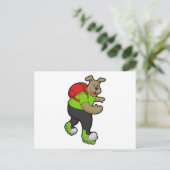 スケーターとしてインラインスケートとバックパックを背負った犬 ポストカード (スタンド正面)