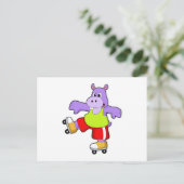 スケーターとしてインラインスケートを履くカバ ポストカード (スタンド正面)