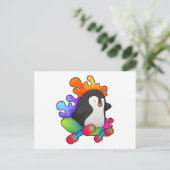 スケーターとしてスケートボードに乗るペンギン ポストカード (スタンド正面)